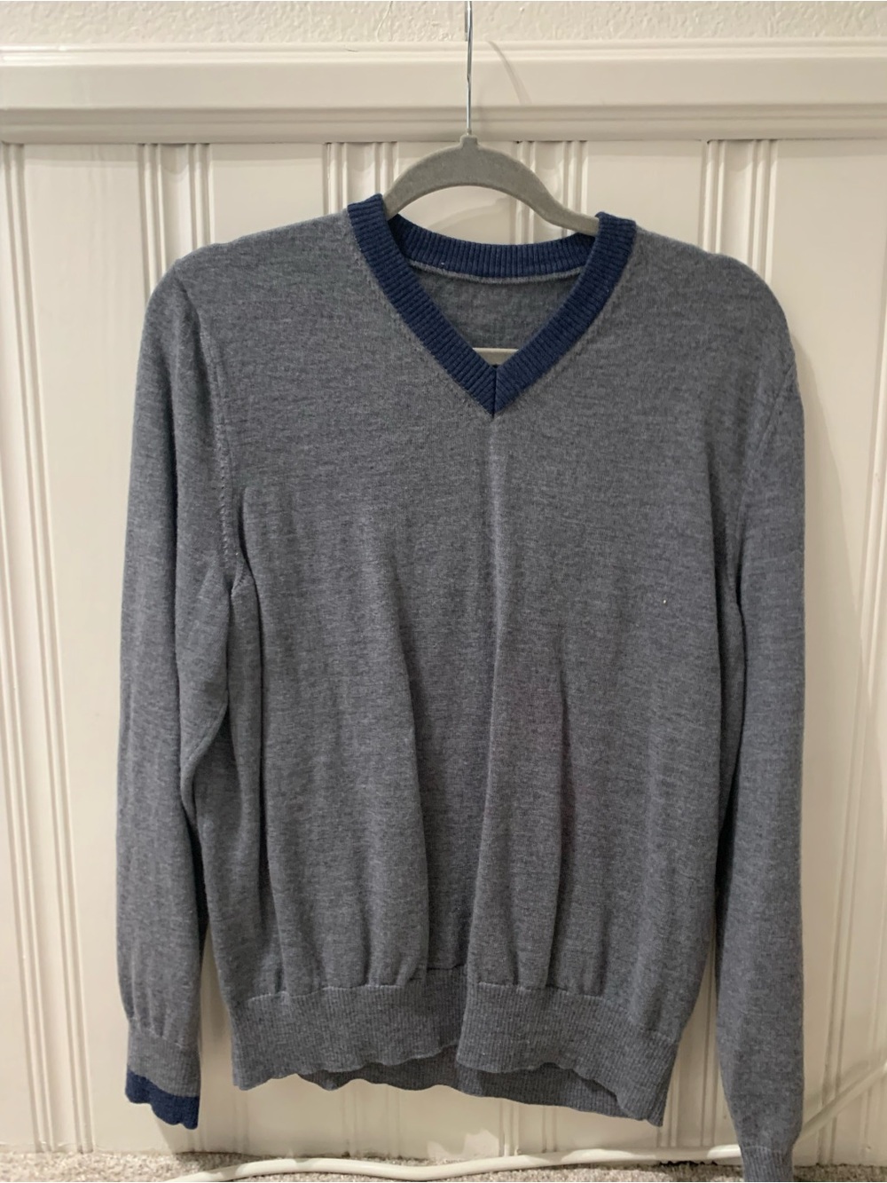 Robert Graham Men's Heather Gray V-Neck Sweater with Navy Trim